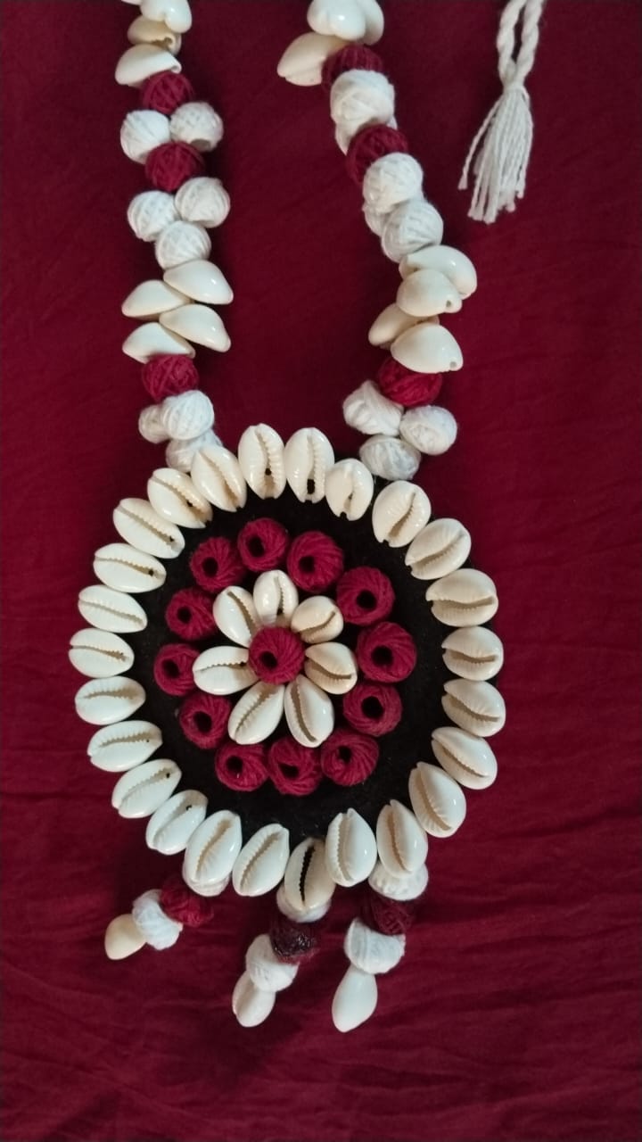 Kawri Statement Neckpiece with Simple Kawri Earrings